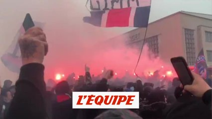 Au Bourget, les supporters parisiens lancent le match - Foot - WTF