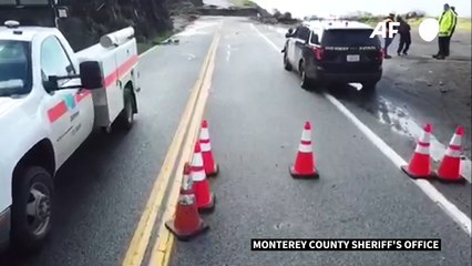 إنهيار تربة يطمر جزءا من طريق سريع في كاليفورنيا