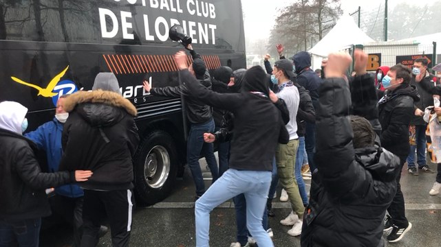 Les supporters fêtent leurs joueurs à leur arrivée au stade