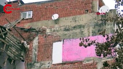 Bağcılar'da yıkım sırasında bitişikteki binanın duvarları da yıkıldı