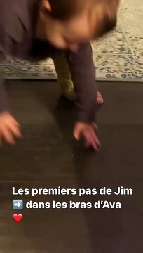 Alexandra Rosenfeld filme les premiers pas de sa fille Jim sur Instagram.