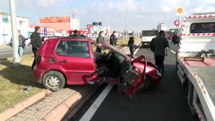 Taklalar Atan Otomobil Ağaçlara Çarparak Durabildi