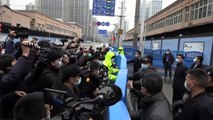 خبراء منظمة الصحة العالمية يزورون سوق ووهان أول بؤرة لكورونا في الصين