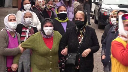 Anne, babası ve kardeşini toprağa verdi