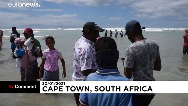 Акция протеста на пляже в Кейптауне