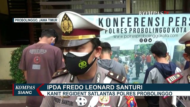 Viral Mobil Sengaja Ngebut Terobos Genangan Banjir Bikin Warga Kena Semprot