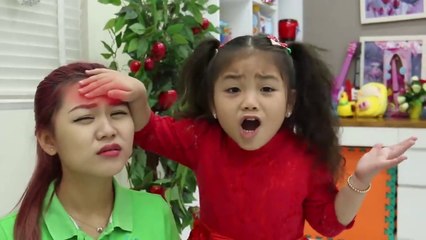 Annie Pretend Play Taking Care of Her Sick Auntie with Kids Toys