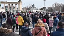 Ungheria, prima protesta contro le misure anti Covid a Budapest