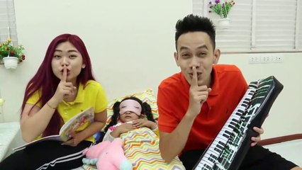 Suri Pretend Play in Fake Ghost Halloween Kids Haunted House