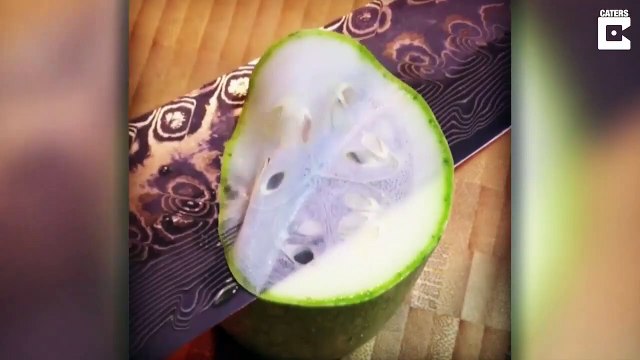 Il découpe des tranches de fruits ultra fines avec un couteau incroyable