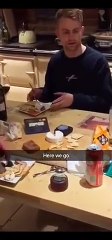 Il remplace le foie gras par de la nourriture pour chat, ses amis n'y voient que du feu