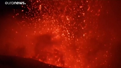 Éjszakai tűzijáték látványát nyújtja az Etna