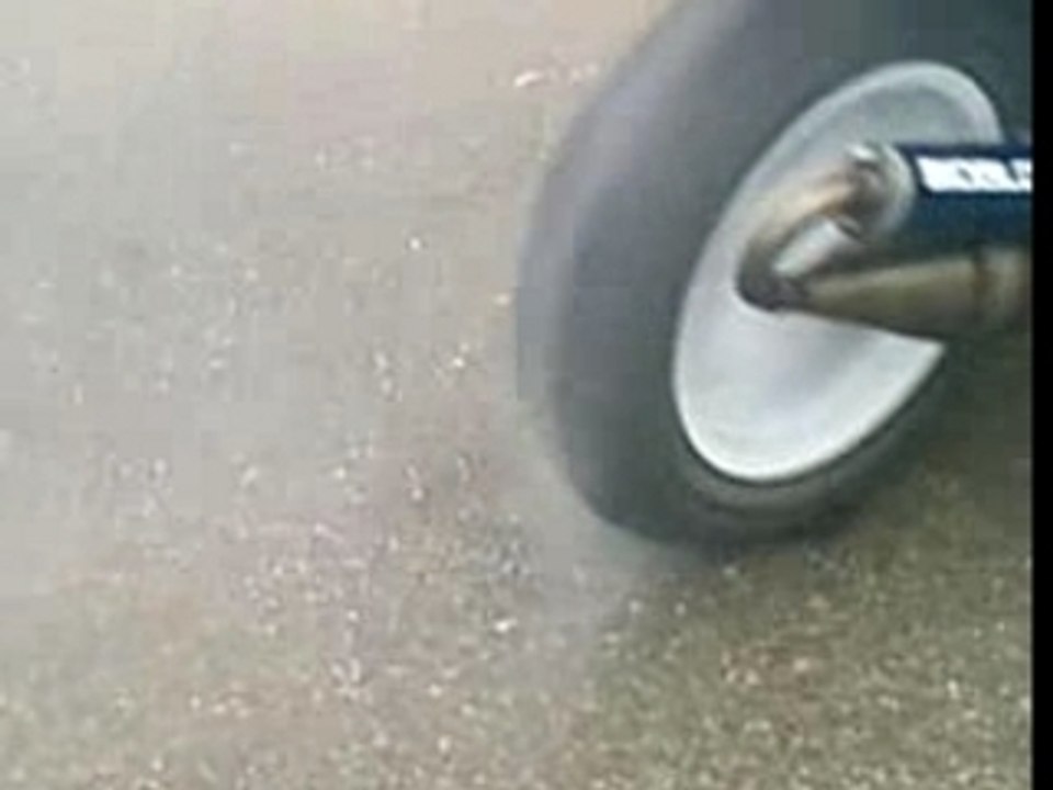 arno en rocket qui fini son pneu