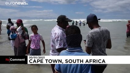 Demo am Strand von Kapstadt gegen Coronamaßnahmen