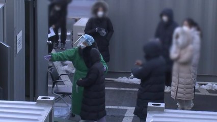 [뉴스라이브] 이틀 연속 신규 확진 300명대..."거리두기, 2주 연장" / YTN