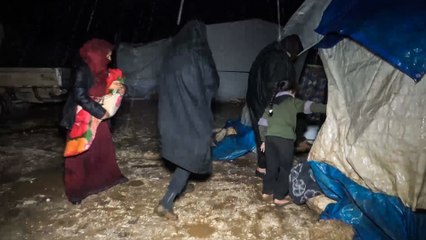 غزارة الأمطار تفاقم الأوضاع الإنسانية للنازحين السوريين بريف إدلب