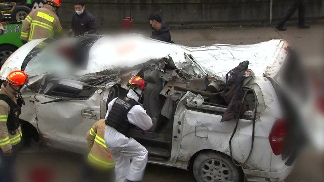 고속도로 램프 구간 승합차 전복...7명 사망·5명 부상 / YTN