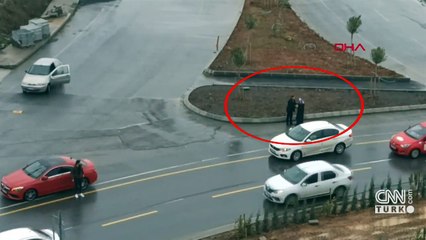 Kadını zorla otomobile bindirmek isteyen kişiye çevredekiler engel oldu