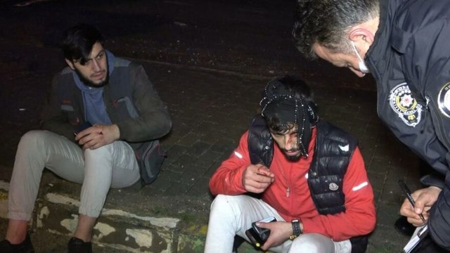 Kısıtlamayı delip otomobil ile otobüs durağına daldı, yaralı arkadaşlarını bırakarak kaçtı