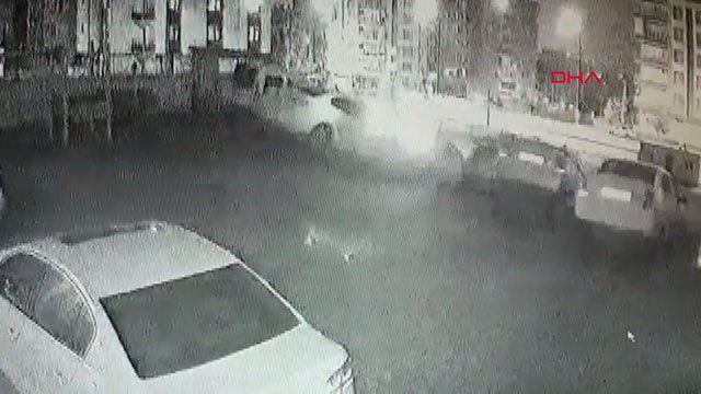 Karaköprü'de istinat duvarı çöktü; araçlar çukura düştü