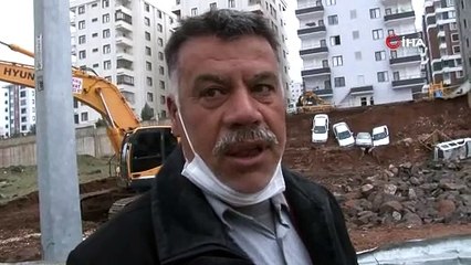 İstinat duvarı yıkıldı araçlar uçuruma yuvarlandı