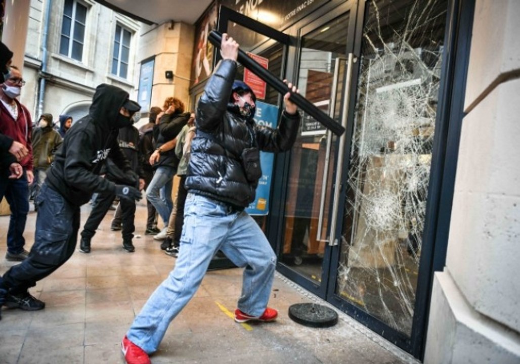 Casser en meute et sans cagoule : une aide-soignante black blocs raconte ses méthodes pour échapper à la police