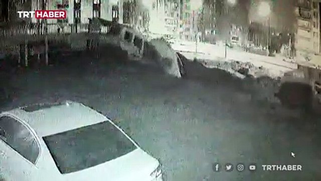 Şanlıurfa'da yağış nedeniyle duvar çöktü, 6 araç hasar gördü
