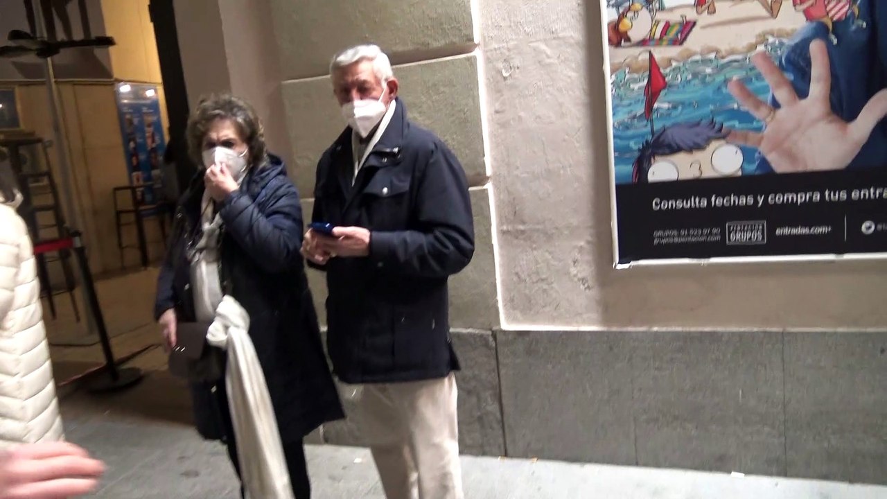 Los padres de Rafael Amargo echan así a la prensa del teatro