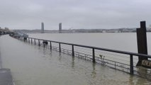 À Bordeaux, la Garonne commence à déborder sur les quais