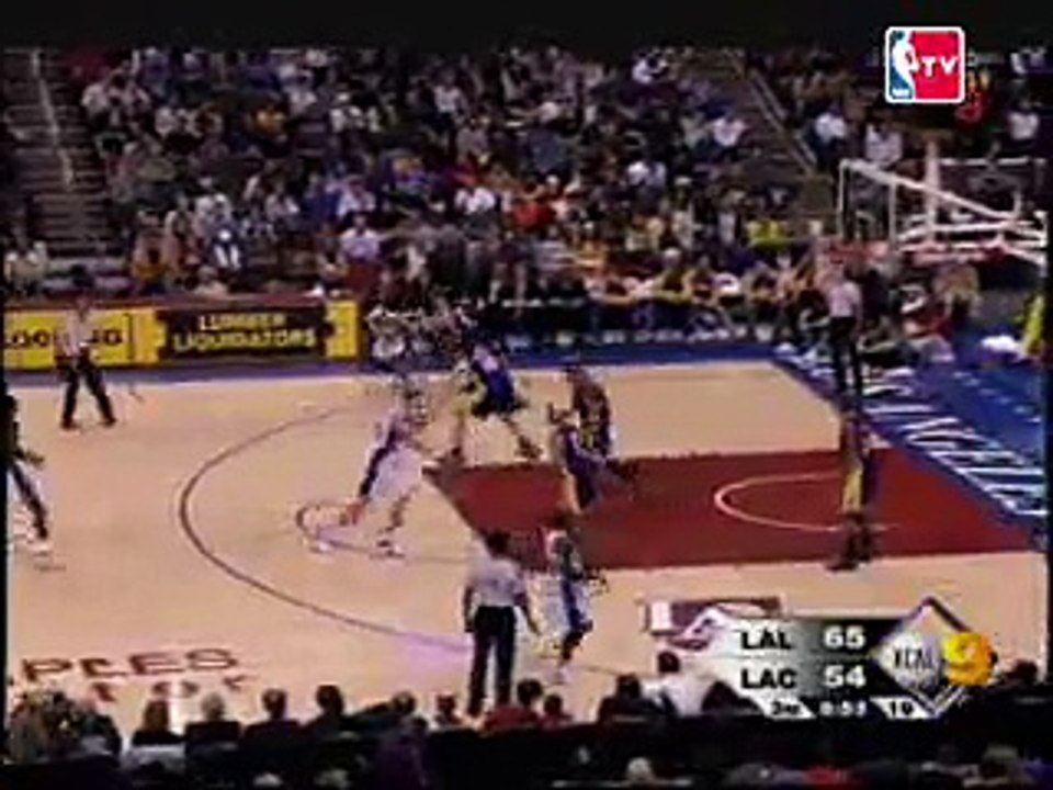 Pau Gasol runs the break and finds Lamar Odom with the no-lo