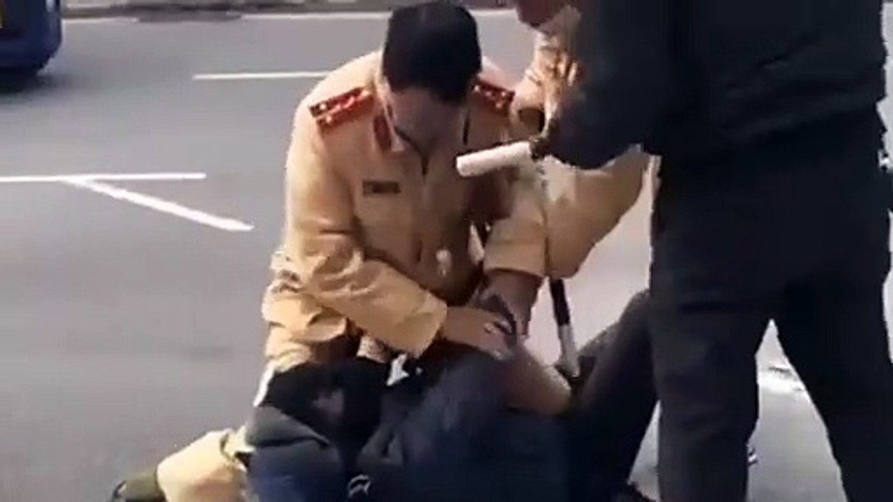 CSGT Bị Nam Thanh Niên Đánh Bằng Côn Nhị Khúc _ Video hot Tik Tok