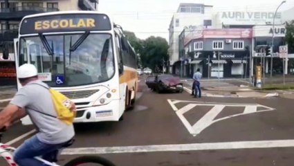 Carro e ônibus se envolvem em acidente na Avenida Brasil, no Centro