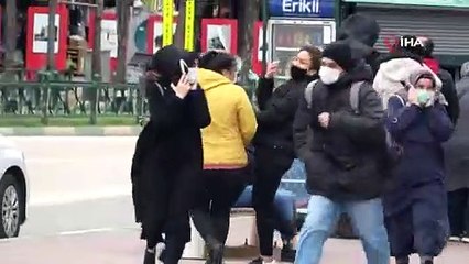 Lodosta uçmamak için bir birlerine tutundular