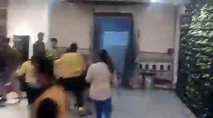 लखनऊ: बार में युवती से टच हो गया युवक का हाथ, दोनों ग्रुप में जमकर मारपीट, वीडियो वायरल
