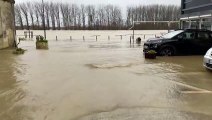 Sur les quais, certaines voitures se retrouvent coincées par les eaux depuis le début de la tempête Justine. Ce matin du lundi 1er février, c'est encore le cas.