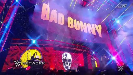 Bad Bunny causa revuelo al cantar y "luchar" en WWE