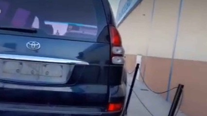 El mecanismo de propulsión de polvos contra incendios que usan los narcotraficantes contra la Policía.