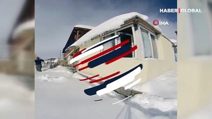 Balıklama atlayıp yüzerek çıktı! Karda yüzen adam kamerada
