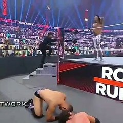 Bad Bunny hace una plancha a The Miz y John Morrison en el “Royal Rumble”