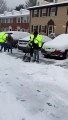 Un grupo de dominicanos en El Bronx limpian calles y otras áreas de la nieve acumulada en Nueva York