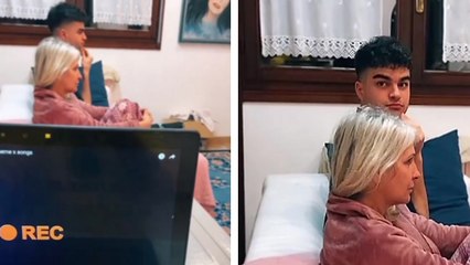 Lancer le générique de Pornhub quand toute la famille regarde la télé