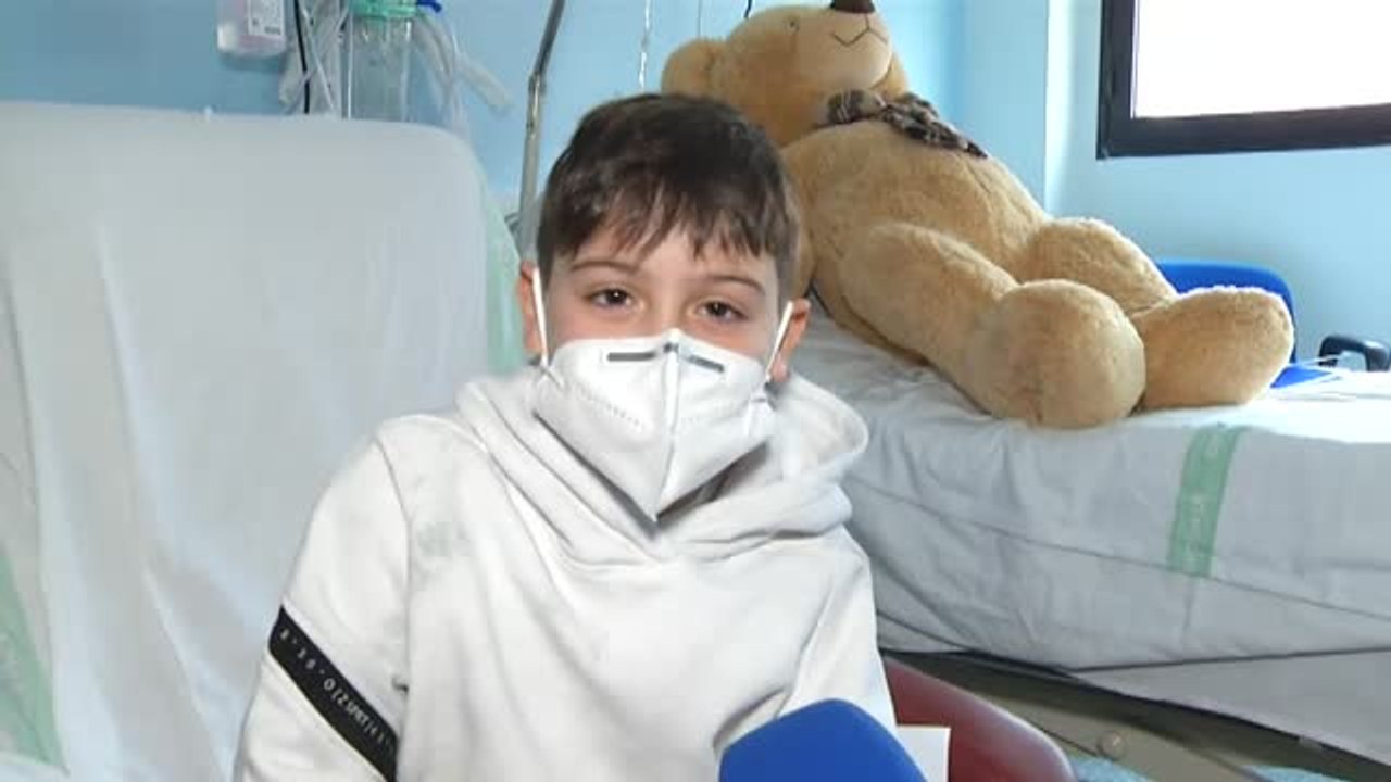El pequeño Mateo recibe el alta tras pasar 11 días ingresado en la UCI por COVID-19