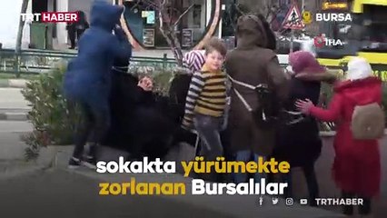 Bursa'da şiddetli lodos: Birbirlerine tutunarak ayakta kaldılar