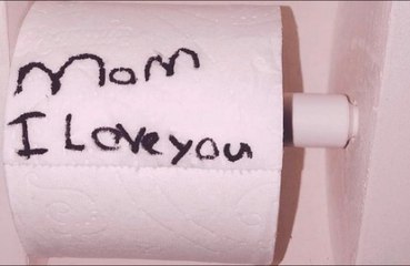 Kim Kardashian se emociona com bilhete de North em papel higiênico