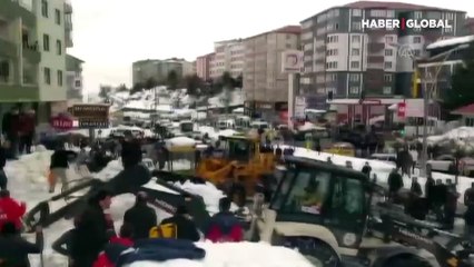 Bitlis'te korkunç olay! Tonlarca kar kütlesi çocukların üzerine düştü
