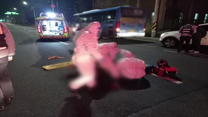 빨간불에 횡단보도 건너던 80대, 시내버스에 치여 사망 / YTN