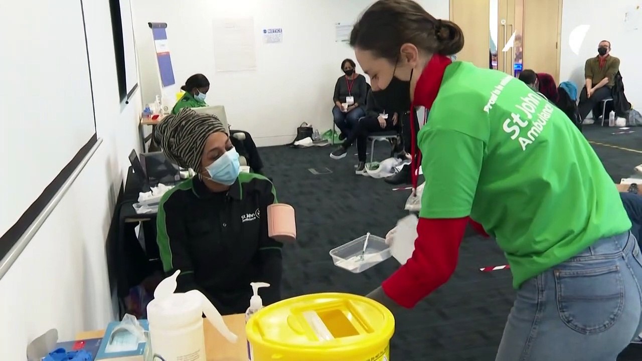 Freiwillige lernen in London das Impfen