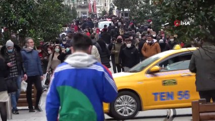 İstiklal Caddesi’ndeki Kalabalık Pes Dedirtti