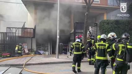 Tres heridos leves por el aparatoso incendio de un bazar en Chamartín