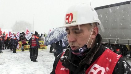 Des saisonniers barrent une autoroute pour réclamer l'ouverture des stations de ski